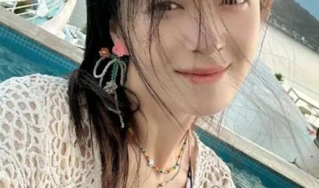 新生女神蒋欣狂甩20斤瘦成“纸片人”穿镂空短裙海边拍照吸睛度爆表