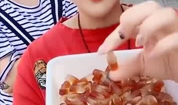 小姐姐 吃可乐软糖视频,小姐姐挑战吃可乐软糖,趣味视频引网友热议