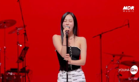 小姐姐现场演唱,小姐姐倾情演绎,歌声传遍全场